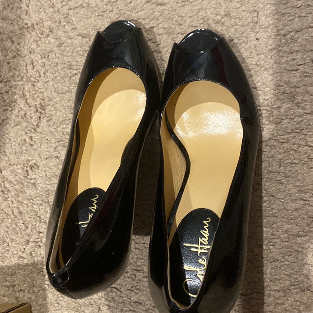 3 inches Black patent leather Cole Hahn size 8 AA good condition. Heel 3 inches